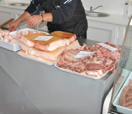 Mii de kilograme de carne, retrase de la rafturi